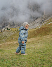 Laden Sie das Bild in den Galerie-Viewer, Louli Balaclava von Konges Sløjd in Beige mit blauen Streifen, 100 % Merinowolle.