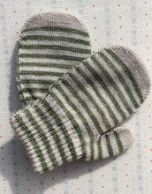 Laden Sie das Bild in den Galerie-Viewer, Kinderfäustlinge von Konges Sløjd im 2er-Pack in Lemon/Stripe aus Wollmischung mit Daumeneinsatz.