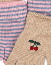 Laden Sie das Bild in den Galerie-Viewer, 2 Paar Kinderhandschuhe von Konges Sløjd aus Wollmischung in Cherry/Stripe und Lemon/Stripe farben.