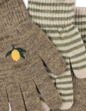 Laden Sie das Bild in den Galerie-Viewer, 2 Paar Kinderhandschuhe von Konges Sløjd aus Wollmischung in Lemon/Stripe farben.