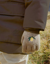 Laden Sie das Bild in den Galerie-Viewer, 2 Paar Kinderhandschuhe von Konges Sløjd aus Wollmischung in Lemon/Stripe farben.