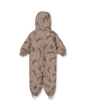 Laden Sie das Bild in den Galerie-Viewer, Hellbrauner Schneeeinteiler mit Tigermuster von Konges Sløjd, wasser- und winddicht, mit abnehmbarer Kapuze und Handschuhhaken.