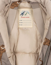 Laden Sie das Bild in den Galerie-Viewer, Hellbrauner Schneeeinteiler mit Tigermuster von Konges Sløjd, wasser- und winddicht, mit abnehmbarer Kapuze und Handschuhhaken.