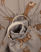 Laden Sie das Bild in den Galerie-Viewer, Hellbrauner Schneeeinteiler mit Tigermuster von Konges Sløjd, wasser- und winddicht, mit abnehmbarer Kapuze und Handschuhhaken.