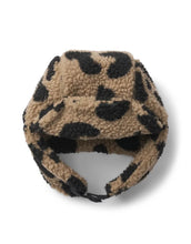 Laden Sie das Bild in den Galerie-Viewer, Pilotenmütze Teddy Bravo von Liewood in Mega Leo/Oat Mix aus 100% recyceltem, OEKOTEX®-zertifiziertem Polyester, mit Ohrenklappen und Kinnverschluss.