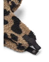 Laden Sie das Bild in den Galerie-Viewer, Pilotenmütze Teddy Bravo von Liewood in Mega Leo/Oat Mix aus 100% recyceltem, OEKOTEX®-zertifiziertem Polyester, mit Ohrenklappen und Kinnverschluss.