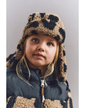 Laden Sie das Bild in den Galerie-Viewer, Pilotenmütze Teddy Bravo von Liewood in Mega Leo/Oat Mix aus 100% recyceltem, OEKOTEX®-zertifiziertem Polyester, mit Ohrenklappen und Kinnverschluss.