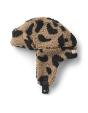 Laden Sie das Bild in den Galerie-Viewer, Pilotenmütze Teddy Bravo von Liewood in Mega Leo/Oat Mix aus 100% recyceltem, OEKOTEX®-zertifiziertem Polyester, mit Ohrenklappen und Kinnverschluss.