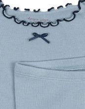 Laden Sie das Bild in den Galerie-Viewer, Konges Sløjd Schlafanzug Rivi Rib Set in Blue Fog, zweiteilig aus Bio-Baumwolle, Modal und Elastan.