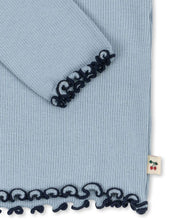 Laden Sie das Bild in den Galerie-Viewer, Konges Sløjd Schlafanzug Rivi Rib Set in Blue Fog, zweiteilig aus Bio-Baumwolle, Modal und Elastan.