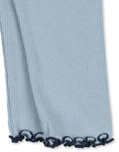 Laden Sie das Bild in den Galerie-Viewer, Konges Sløjd Schlafanzug Rivi Rib Set in Blue Fog, zweiteilig aus Bio-Baumwolle, Modal und Elastan.