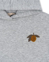 Laden Sie das Bild in den Galerie-Viewer, Grau-melangefarbene Lou Sweat Hood von Konges Sløjd mit lockerer Passform und Kapuze aus weicher Bio-Baumwolle.