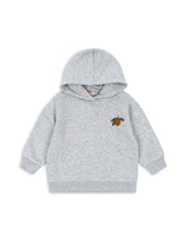 Laden Sie das Bild in den Galerie-Viewer, Grau-melangefarbene Lou Sweat Hood von Konges Sløjd mit lockerer Passform und Kapuze aus weicher Bio-Baumwolle.