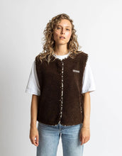 Laden Sie das Bild in den Galerie-Viewer, Teddy Fleece Weste Chocolate von VIVI MARI, kuscheliges Fleece, Loose-Fit, mit Druckknopfleiste und zwei Paspeltaschen, nachhaltig aus recyceltem Polyester
