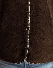 Laden Sie das Bild in den Galerie-Viewer, Teddy Fleece Weste Chocolate von VIVI MARI, kuscheliges Fleece, Loose-Fit, mit Druckknopfleiste und zwei Paspeltaschen, nachhaltig aus recyceltem Polyester