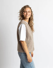 Laden Sie das Bild in den Galerie-Viewer, Teddy Fleece Weste in Mushroom von VIVI MARI, loose fit, flauschiges Innenmaterial, zwei Paspeltaschen, dezente Leo-Details, nachhaltig aus 100 % recyceltem Polyester.