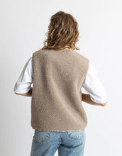 Laden Sie das Bild in den Galerie-Viewer, Teddy Fleece Weste in Mushroom von VIVI MARI, loose fit, flauschiges Innenmaterial, zwei Paspeltaschen, dezente Leo-Details, nachhaltig aus 100 % recyceltem Polyester.