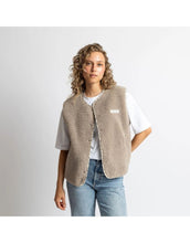 Laden Sie das Bild in den Galerie-Viewer, Teddy Fleece Weste in Mushroom von VIVI MARI, loose fit, flauschiges Innenmaterial, zwei Paspeltaschen, dezente Leo-Details, nachhaltig aus 100 % recyceltem Polyester.