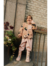 Laden Sie das Bild in den Galerie-Viewer, Nolan Teddyjacke von Liewood in Berry/Pale Tuscany aus kuscheligem Sherpa-Fleece mit Reißverschluss und Daumenloch – warm, weich und nachhaltig für Kinder