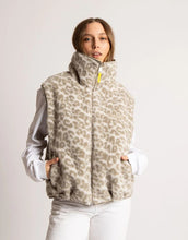 Laden Sie das Bild in den Galerie-Viewer, Teddy Fleece Weste in Mushroom von VIVI MARI, loose fit, flauschiges Innenmaterial, zwei Paspeltaschen, dezente Leo-Details, nachhaltig aus 100 % recyceltem Polyester.