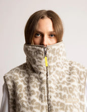 Laden Sie das Bild in den Galerie-Viewer, Teddy Fleece Weste in Mushroom von VIVI MARI, loose fit, flauschiges Innenmaterial, zwei Paspeltaschen, dezente Leo-Details, nachhaltig aus 100 % recyceltem Polyester.