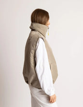 Laden Sie das Bild in den Galerie-Viewer, Teddy Fleece Weste in Mushroom von VIVI MARI, loose fit, flauschiges Innenmaterial, zwei Paspeltaschen, dezente Leo-Details, nachhaltig aus 100 % recyceltem Polyester.