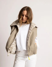 Laden Sie das Bild in den Galerie-Viewer, Teddy Fleece Weste in Mushroom von VIVI MARI, loose fit, flauschiges Innenmaterial, zwei Paspeltaschen, dezente Leo-Details, nachhaltig aus 100 % recyceltem Polyester.