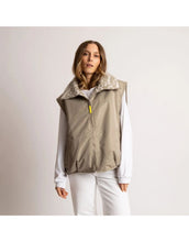 Laden Sie das Bild in den Galerie-Viewer, Teddy Fleece Weste in Mushroom von VIVI MARI, loose fit, flauschiges Innenmaterial, zwei Paspeltaschen, dezente Leo-Details, nachhaltig aus 100 % recyceltem Polyester.