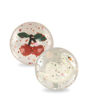 Laden Sie das Bild in den Galerie-Viewer, Zwei transparente Flummi-Bälle von Konges Sløjd mit 3D-Figuren und Glitzer im Inneren.