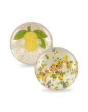 Laden Sie das Bild in den Galerie-Viewer, Zwei transparente Flummi-Bälle von Konges Sløjd mit 3D-Figuren und Glitzer im Inneren.