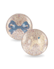 Laden Sie das Bild in den Galerie-Viewer, Zwei transparente Flummi-Bälle von Konges Sløjd mit 3D-Figuren und Glitzer im Inneren.