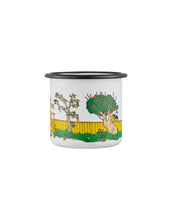Laden Sie das Bild in den Galerie-Viewer, Emaille Becher Pippi Langstrumpf – The Way Home von Muurla, robuster Kohlenstoffstahl mit Emaille-Beschichtung, spülmaschinenfest, geeignet für drinnen und draußen, Hinweis: kann bei Stürzen absplittern.