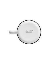 Laden Sie das Bild in den Galerie-Viewer, Emaille Becher Pippi Langstrumpf – The Way Home von Muurla, robuster Kohlenstoffstahl mit Emaille-Beschichtung, spülmaschinenfest, geeignet für drinnen und draußen, Hinweis: kann bei Stürzen absplittern.