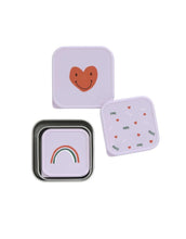 Laden Sie das Bild in den Galerie-Viewer, Lavendelfarbene Edelstahl-Snackboxen im 3er Set für Kinder, mit Herzmotiv, BPA-frei, spülmaschinengeeignet, stapelbar, ideal für Snacks unterwegs ab 3 Jahren.