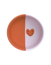 Laden Sie das Bild in den Galerie-Viewer, Lila und rot Kinderschale aus Silikon mit Herzmotiv, BPA-frei, bruchfest, mikrowellen- und spülmaschinengeeignet, für Babys ab 6 Monaten.