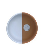 Laden Sie das Bild in den Galerie-Viewer, Hellblaue Kinderschale aus flexiblem Silikon mit Smiley-Motiv, BPA-frei, mikrowellen- und spülmaschinengeeignet, für Babys ab 6 Monaten.