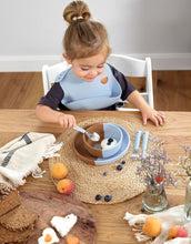 Laden Sie das Bild in den Galerie-Viewer, Hellblaue Kinderschale aus flexiblem Silikon mit Smiley-Motiv, BPA-frei, mikrowellen- und spülmaschinengeeignet, für Babys ab 6 Monaten.