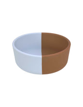 Laden Sie das Bild in den Galerie-Viewer, Hellblaue Kinderschale aus flexiblem Silikon mit Smiley-Motiv, BPA-frei, mikrowellen- und spülmaschinengeeignet, für Babys ab 6 Monaten.