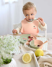 Laden Sie das Bild in den Galerie-Viewer, LÄSSIG Runder Kinderteller aus rosa Silikon im Kirsch-Design, BPA-frei, mikrowellen- und spülmaschinengeeignet, für Babys ab 6 Monaten.