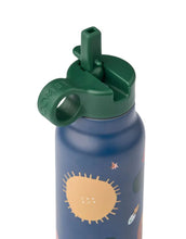 Laden Sie das Bild in den Galerie-Viewer, Liewood FALK Wasserflasche Sandy aus recyceltem Edelstahl mit Pop-up-Strohhalmdeckel und Schlaufengriff.
