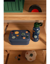 Laden Sie das Bild in den Galerie-Viewer, Liewood FALK Wasserflasche Sandy aus recyceltem Edelstahl mit Pop-up-Strohhalmdeckel und Schlaufengriff.