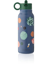 Laden Sie das Bild in den Galerie-Viewer, Liewood FALK Wasserflasche Sandy aus recyceltem Edelstahl mit Pop-up-Strohhalmdeckel und Schlaufengriff.