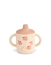 Laden Sie das Bild in den Galerie-Viewer, Liewood Trinklernbecher Neil Butterfly Apple Blossom aus Silikon mit Griffen und Ausguss, 150 ml.