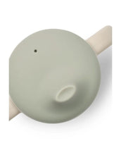 Laden Sie das Bild in den Galerie-Viewer, Liewood Trinklernbecher Neil Sailing/Sandy aus Silikon mit Griffen und Ausguss, 150 ml.