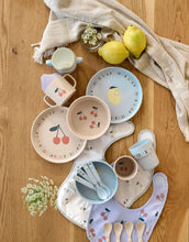 Laden Sie das Bild in den Galerie-Viewer, Mehrfarbiger Trinklernbecher mit Kirschmotiv, BPA-frei, mit Griffen und Antitropf-Ventil, spülmaschinen- und mikrowellengeeignet, für Babys ab 6 Monaten.