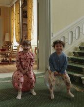 Laden Sie das Bild in den Galerie-Viewer, Glitzernder Hüpfball Glitter Lemon von Konges Sløjd mit Griff, 50 cm Durchmesser, inklusive Pumpe. Ideal zum Spielen drinnen und draußen für Kinder ab 3 Jahren.