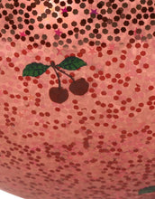 Laden Sie das Bild in den Galerie-Viewer, Glitzernder Hüpfball Glitter Cherry von Konges Sløjd mit Griff, 50 cm Durchmesser, inklusive Pumpe. Ideal zum Spielen drinnen und draußen für Kinder ab 3 Jahren.