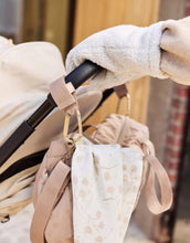 Laden Sie das Bild in den Galerie-Viewer, Jollein Kinderwagen Handschuhe „Teddy“ in Natural – warme, weiche Handwärmer mit Teddystoff außen und Polarfleece innen, mit Klettverschluss zur Befestigung am Kinderwagengriff.