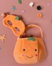 Laden Sie das Bild in den Galerie-Viewer, Rockahula Körbchen Little Pumpkin – orangefarbenes Samt-Kürbiskörbchen mit Gesicht, Stiel, Blatt und gestickten Details.