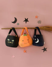 Laden Sie das Bild in den Galerie-Viewer, Rockahula Körbchen Little Pumpkin – orangefarbenes Samt-Kürbiskörbchen mit Gesicht, Stiel, Blatt und gestickten Details.